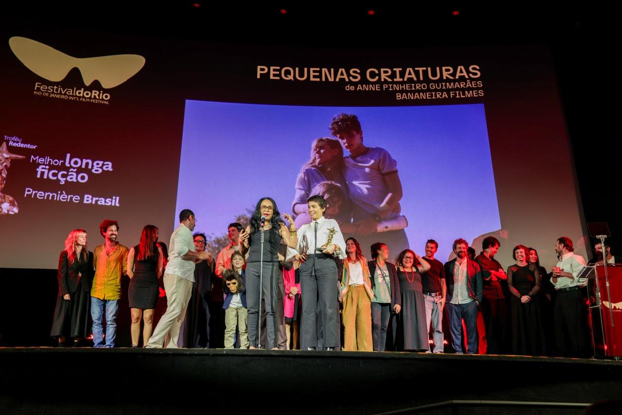 ‘Pequenas Criaturas’ é o grande vencedor do Festival do Rio 2025; veja a lista completa dos premiados