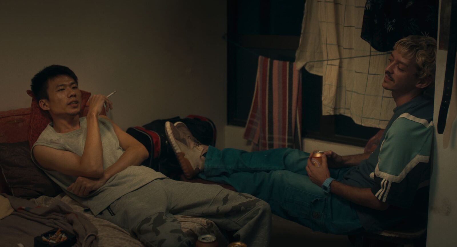 Crítica | Dormir de Olhos Abertos: um mergulho silencioso no desalinho do pertencimento