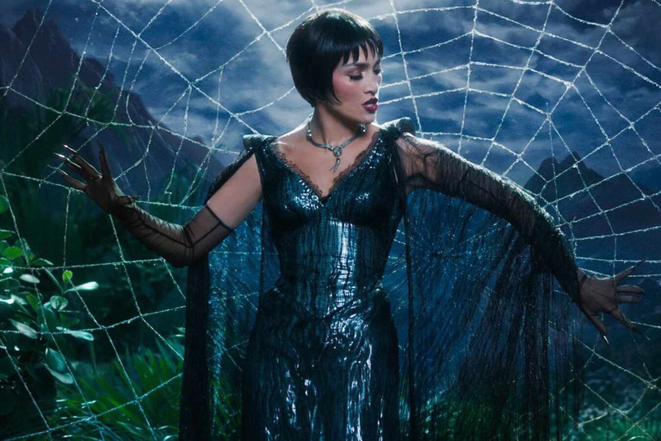 Crítica | O Beijo da Mulher Aranha: um refúgio de cores e tragédia