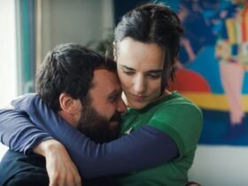 Crítica | Uma Mulher Diferente: retrato sensível, mas esquivo da descoberta tardia do autismo