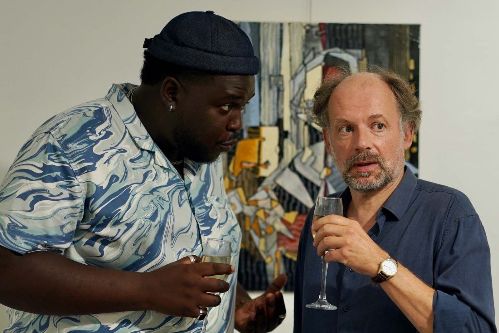 Crítica | Voz de Aluguel levanta temas como raça e atuação, mas se acomoda como uma boa comédia