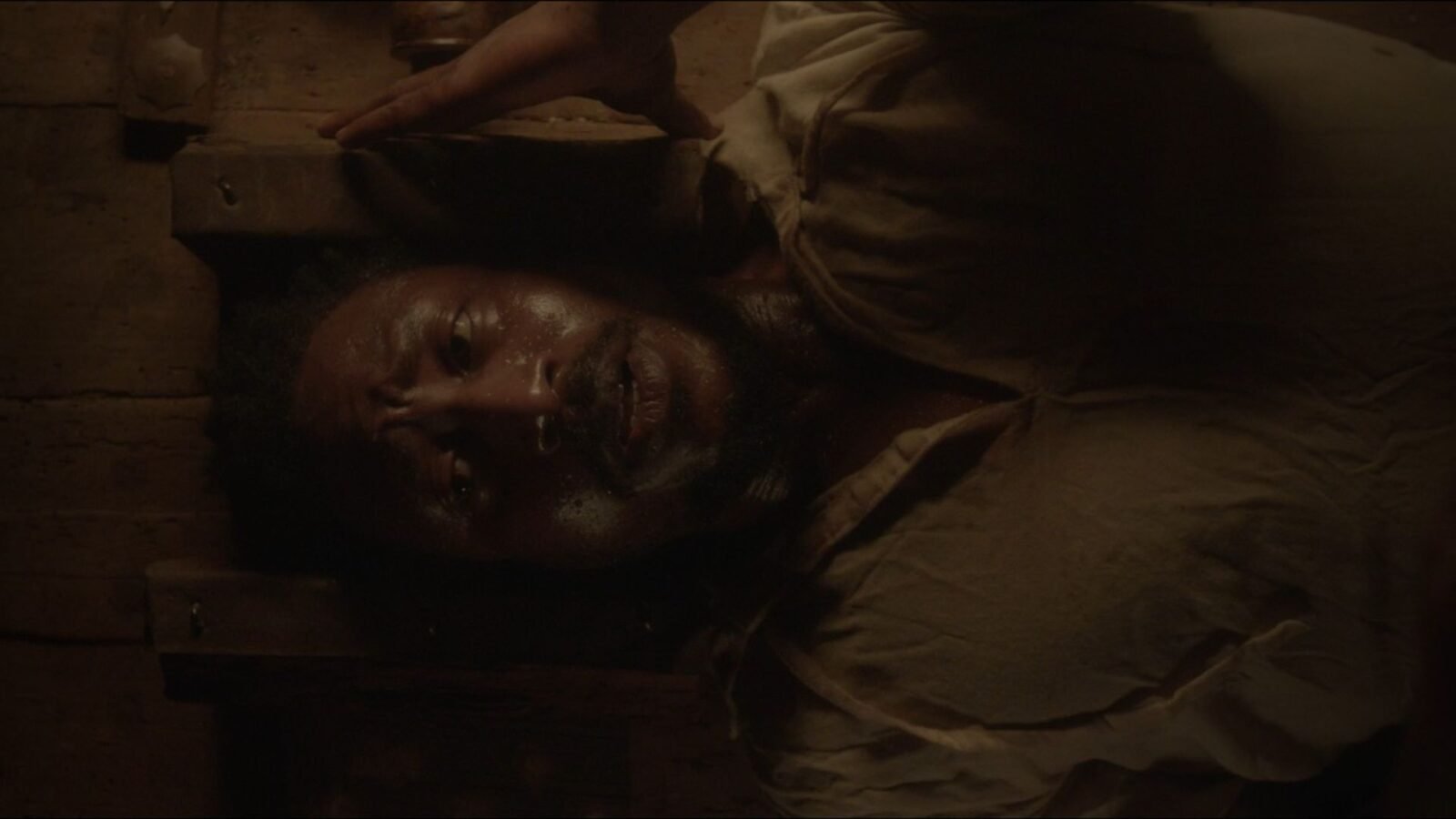 Crítica | A Própria Carne é um terror quando o discurso tenta substituir a imagem