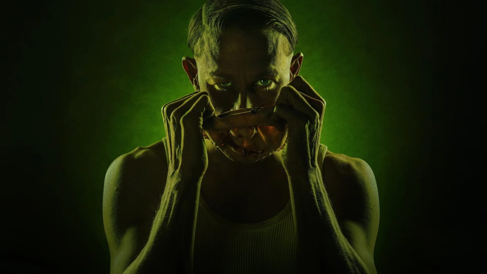 Charlie Hunnam no personagem de Ed Gein na série Monstros: A história de Ed Gein