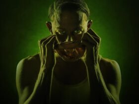 Charlie Hunnam no personagem de Ed Gein na série Monstros: A história de Ed Gein