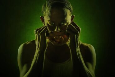 Charlie Hunnam no personagem de Ed Gein na série Monstros: A história de Ed Gein