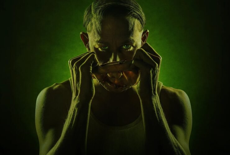 Charlie Hunnam no personagem de Ed Gein na série Monstros: A história de Ed Gein