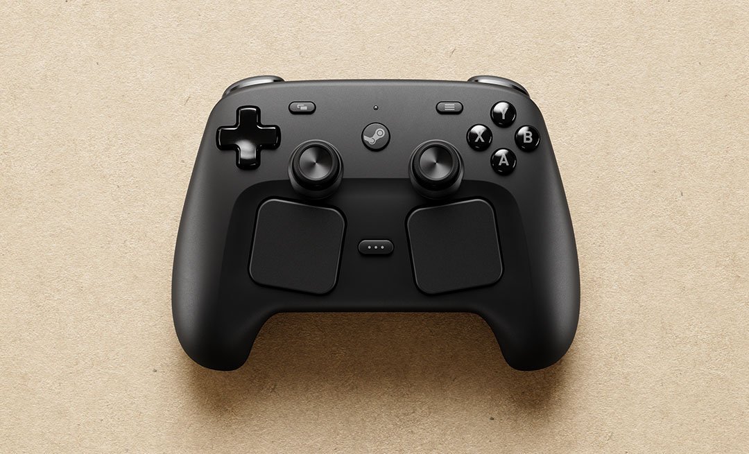 Novo Steam Controller com trackpads duplos e layout de botões tradicionais, sobre um fundo marrom claro.