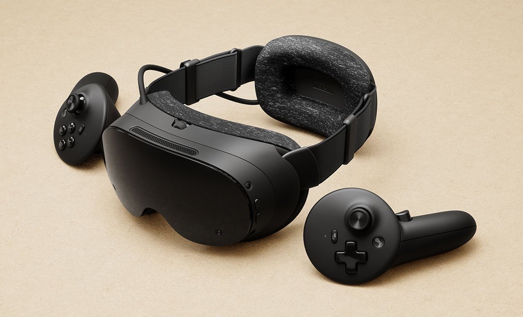 Headset de realidade virtual Steam Frame (ou Steam Deckard/VR) e dois controladores, dispostos sobre um fundo marrom claro.