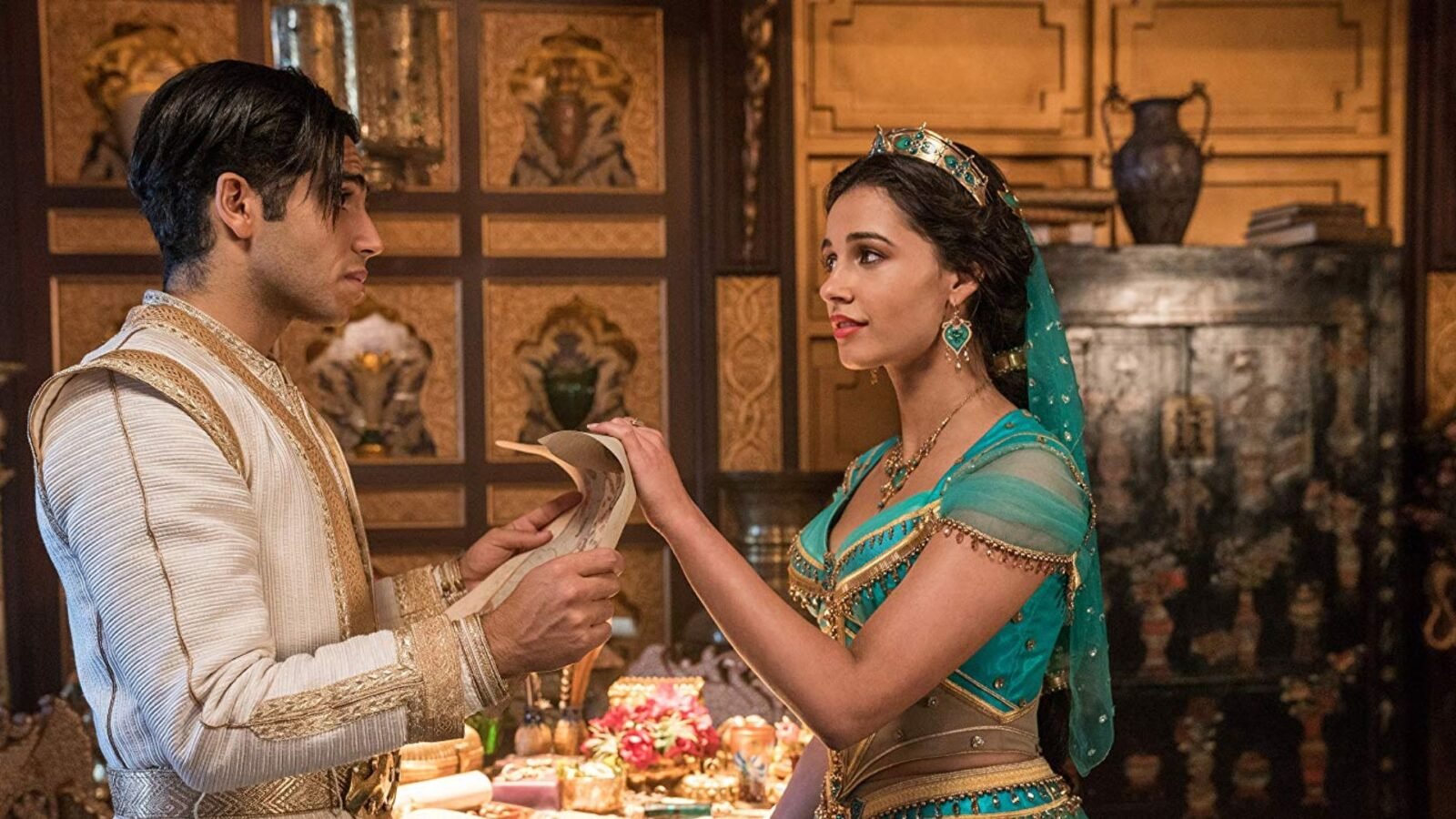 Mena Massoud e Naomi Scott no live action de Aladdin.