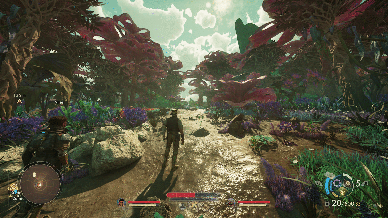 Captura de tela do jogo The Outer Worlds 2 mostrando o protagonista e um companheiro (Niles) caminhando em um caminho lamacento através de uma floresta de vegetação alienígena de cores vibrantes, com a interface de usuário visível.