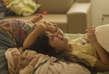 Crítica | A Natureza das Coisas Invisíveis transforma o adeus em travessia