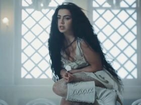 Charli XCX em Chains of Love