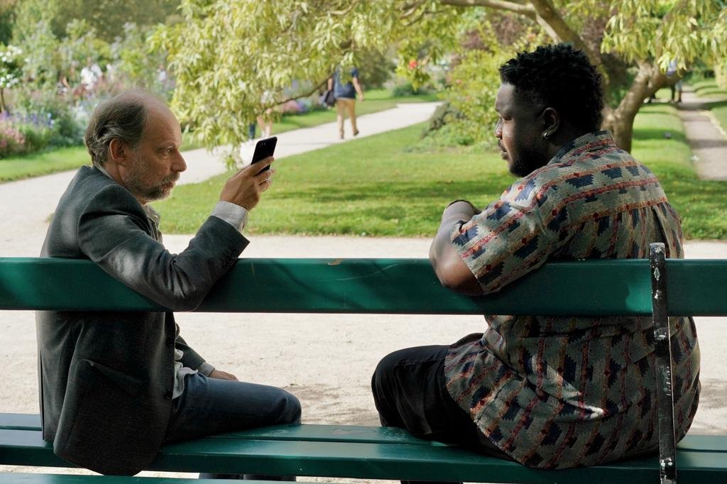 Crítica | Voz de Aluguel levanta temas como raça e atuação, mas se acomoda como uma boa comédia