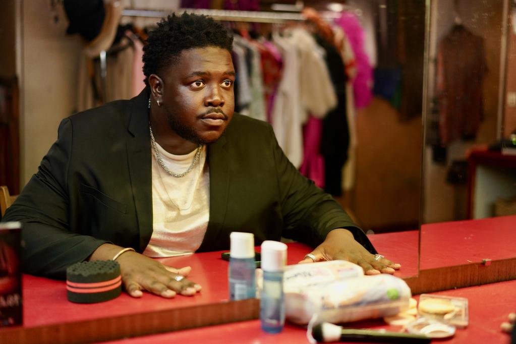 Crítica | Voz de Aluguel levanta temas como raça e atuação, mas se acomoda como uma boa comédia