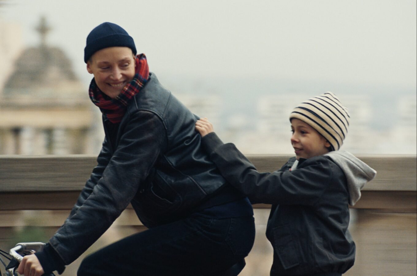 Crítica | Me Ame Com Ternura: A maternidade queer fica entre o amor e a culpa de existir