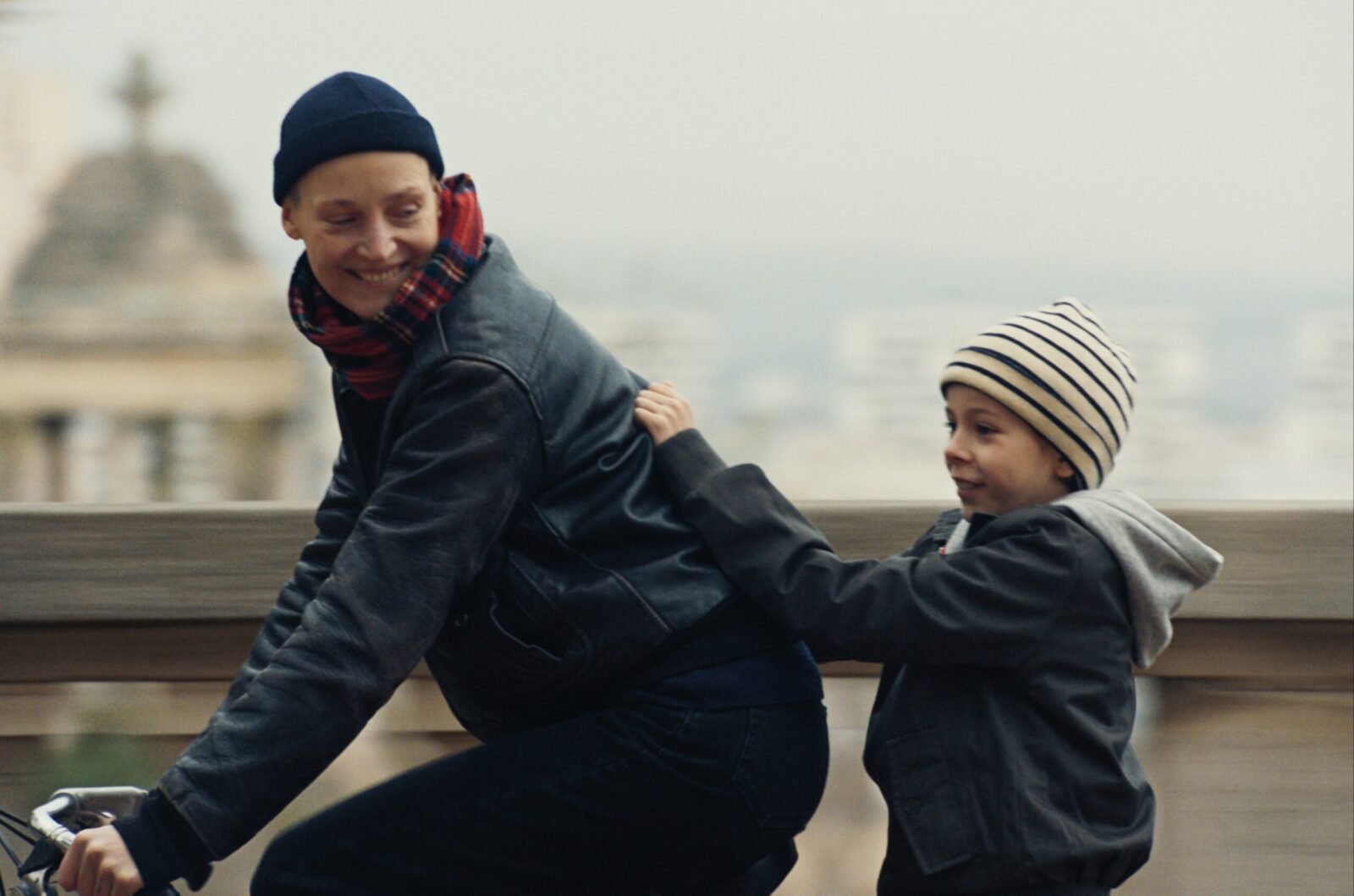 Crítica | Me Ame Com Ternura: A maternidade queer fica entre o amor e a culpa de existir