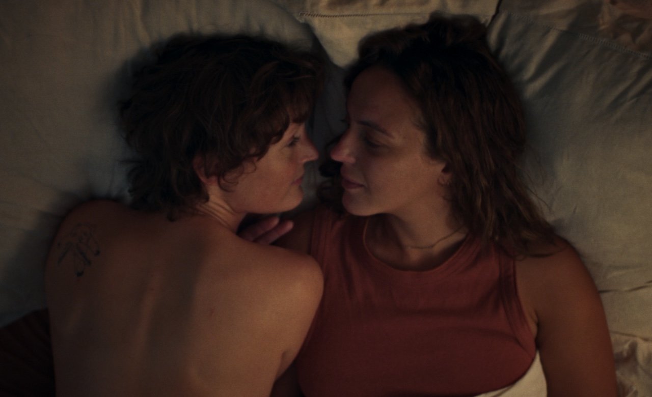 Crítica | Me Ame Com Ternura: A maternidade queer fica entre o amor e a culpa de existir