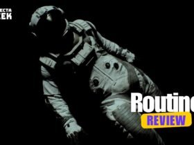 Um astronauta em traje espacial, parcialmente iluminado contra um fundo preto escuro.