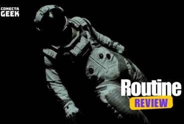 Um astronauta em traje espacial, parcialmente iluminado contra um fundo preto escuro.