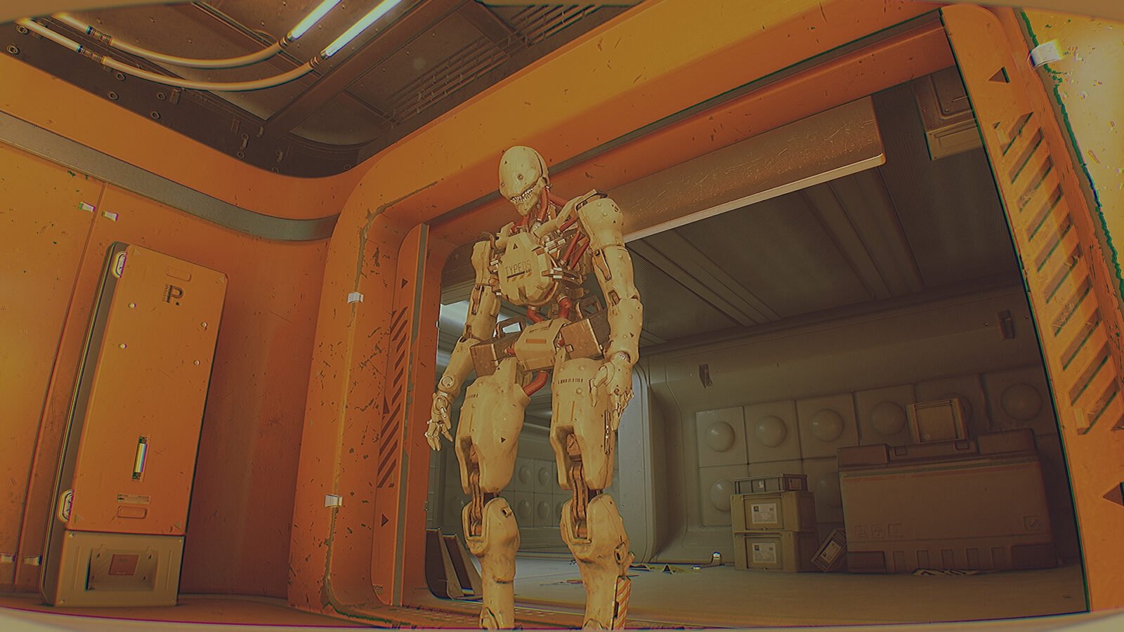 Um andróide humanóide de cor bege e marfim, com um design esquelético e elegante, está parado em uma passagem futurista de tons laranja-ocre e cinza claro, em um ambiente que parece ser uma estação ou laboratório.