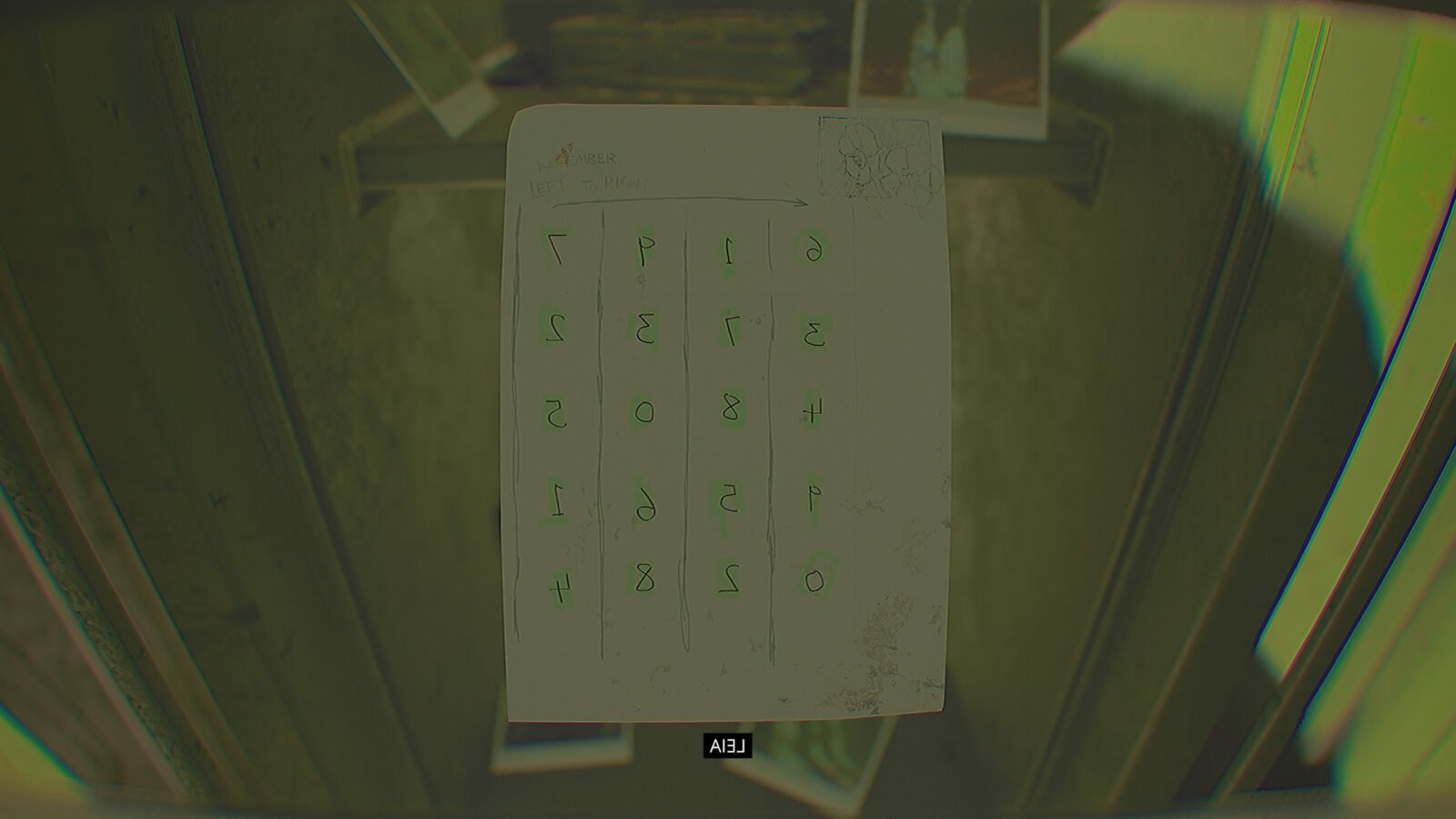 Uma nota manuscrita com 5 linhas e 4 colunas de símbolos enigmáticos ou letras distorcidas em verde sobre papel claro, com a instrução "REMEMBER LEFT TO RIGHT" no topo.