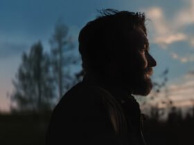 Crítica | Sonhos de Trem trabalha viaja pelos trilhos de uma bela paisagem vazia