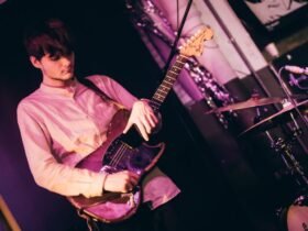 Matt Kwasniewski-Kelvin, guitarrista e cofundador do black midi, morre aos 26 anos