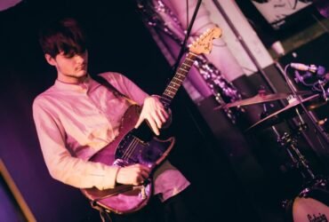 Matt Kwasniewski-Kelvin, guitarrista e cofundador do black midi, morre aos 26 anos