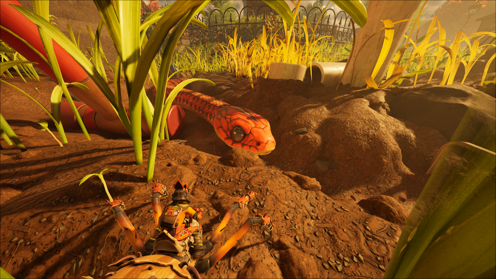 Captura de tela do jogo Grounded 2 em perspectiva de terceira pessoa. O jogador, montado em uma aranha, encara de frente o novo colosso, uma cobra gigante que emerge da terra. O cenário é um jardim ensolarado com grama alta, cercas de ferro ao fundo e solo detalhado.