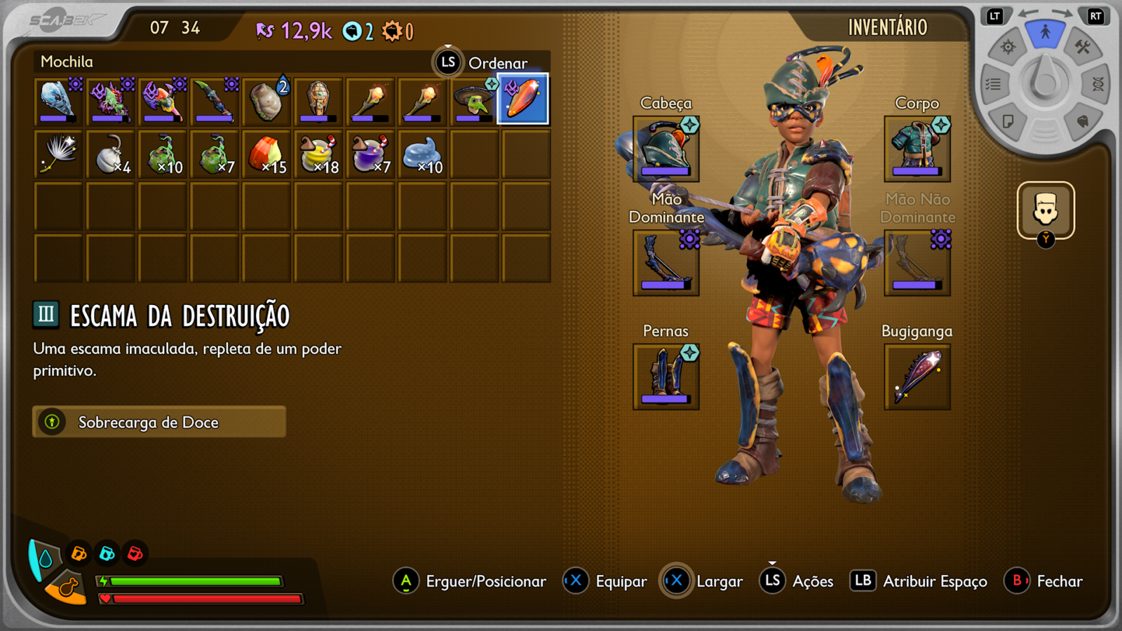 Captura de tela da interface de inventário do jogo Grounded 2. À direita, o personagem Max utiliza o conjunto de armadura do Grilo e segura um arco alaúde de grilo. À esquerda, a mochila exibe diversos recursos e armas, com o item de nível III "Escama da Destruição" selecionado, revelando o bônus "Sobrecarga de Doce".