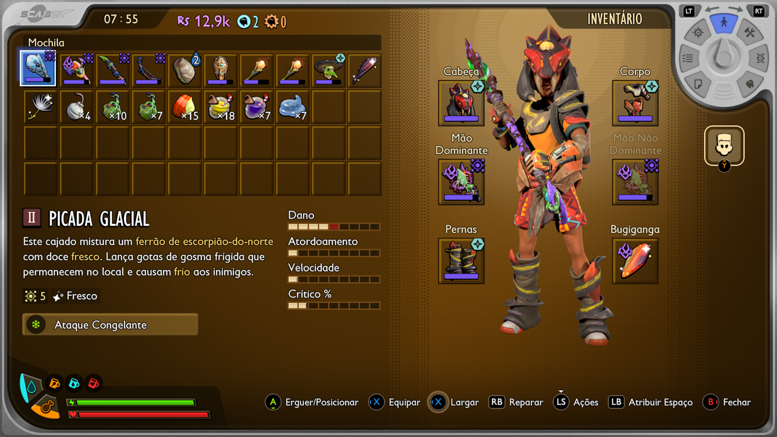 Captura de tela do menu de inventário de Grounded 2. À direita, o personagem Max equipa a armadura de Serpente e segura um cajado místico. À esquerda, a interface detalha o item selecionado "Picada Glacial" (nível II), um cajado que causa dano de gelo e lentidão. O inventário também destaca a "Escama da Destruição" (nível III) com o efeito Sobrecarga de Doce.