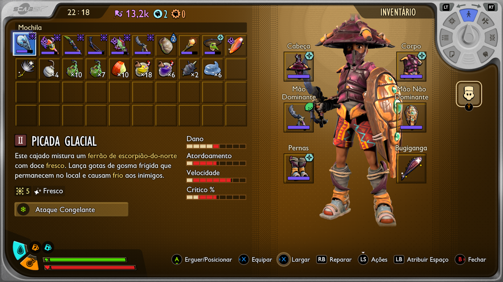 Captura de tela da interface de inventário do jogo Grounded 2. À direita, o personagem veste a armadura de Tesourinha, segurando uma espada de formiga negra e o escudo de Caracol. À esquerda, a mochila exibe diversos itens e armas, com destaque para o cajado "Picada Glacial" selecionado, detalhando seus atributos de dano e efeito de congelamento.