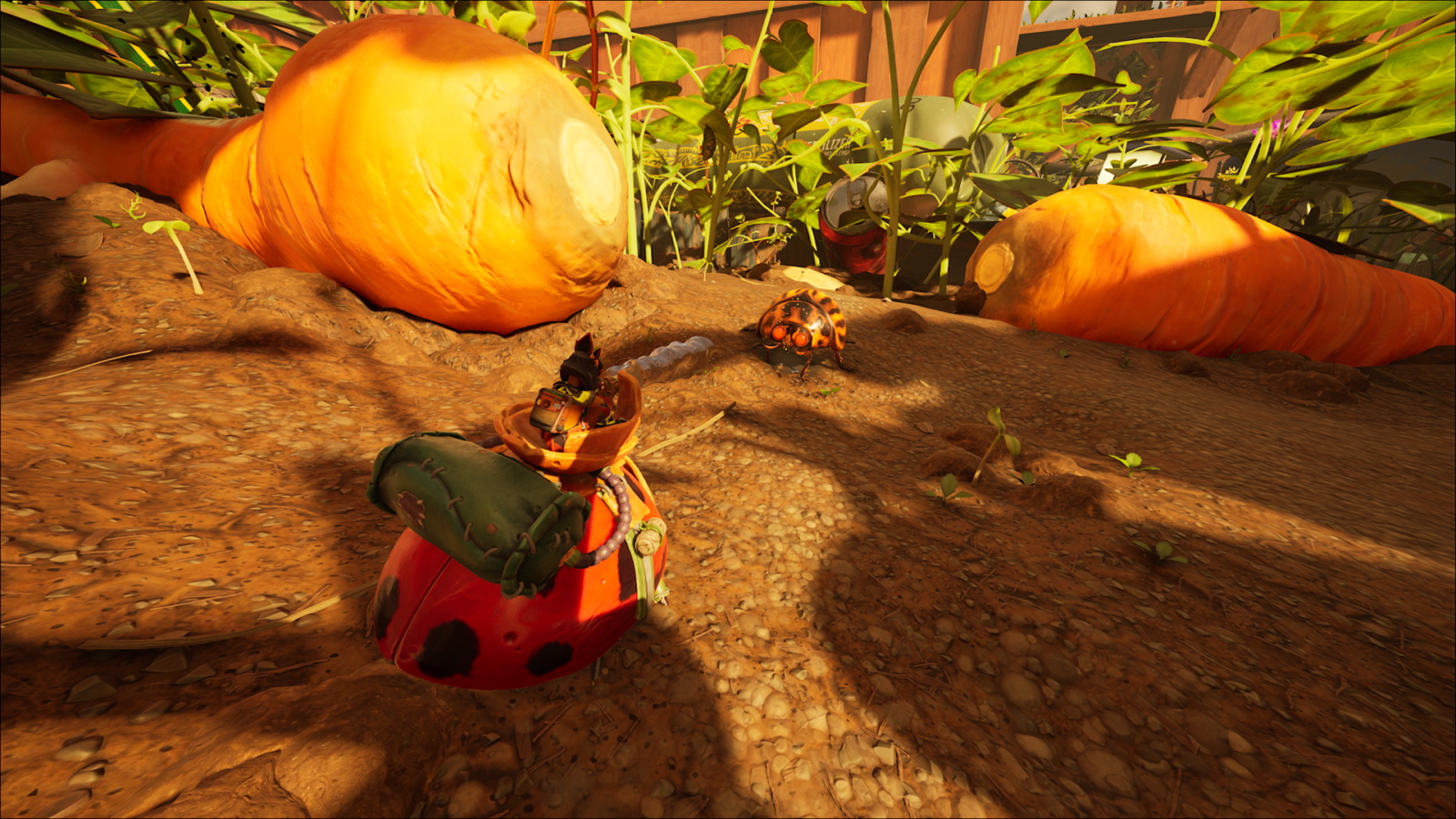 Captura de tela do jogo Grounded 2 em perspectiva de terceira pessoa, mostrando as costas de uma joaninha equipada com sela, mochila verde e um canhão de água. Ela avança por um terreno de terra batida em direção a um besouro-da-batata, enquanto grandes cenouras e plantas gigantes compõem o cenário ao fundo sob a luz do entardecer.