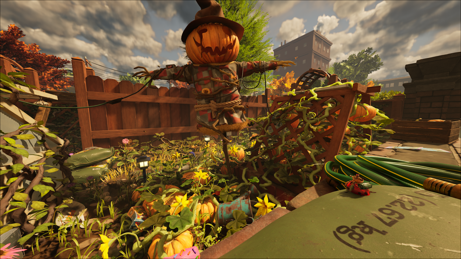 No centro, um espantalho com cabeça de abóbora esculpida e chapéu de bruxo domina a cena. Ao redor, há uma plantação de abóboras, flores amarelas, uma mangueira verde enrolada e uma cerca de madeira sob um céu nublado e dramático.