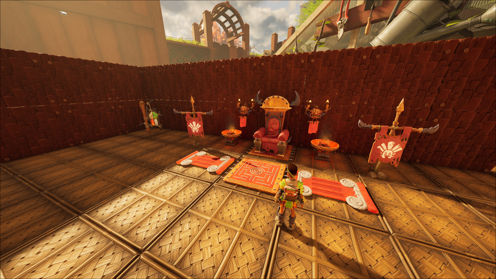 Visão em terceira pessoa de um personagem no jogo Grounded, de pé sobre um piso de palha trançada, diante de um trono vermelho ornamentado. O cenário inclui estandartes de guerra, tochas acesas e tapetes vermelhos, tudo cercado por uma alta parede de madeira sob a luz do entardecer.