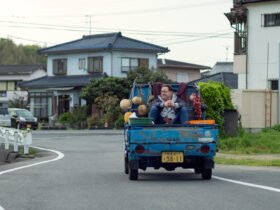 Crítica | Em 'Família de Aluguel', o afeto é caro na era de aluguéis emocionais