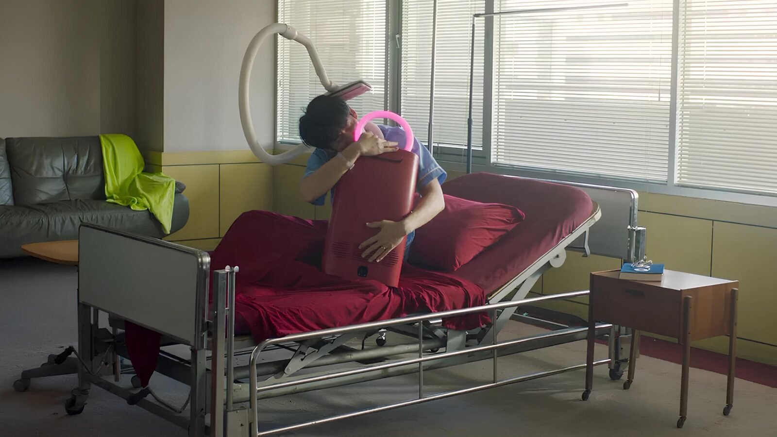 Crítica | A Useful Ghost: quando um aspirador de pó quer dizer tudo sobre amor, memória e trabalho