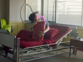 Crítica | A Useful Ghost: quando um aspirador de pó quer dizer tudo sobre amor, memória e trabalho