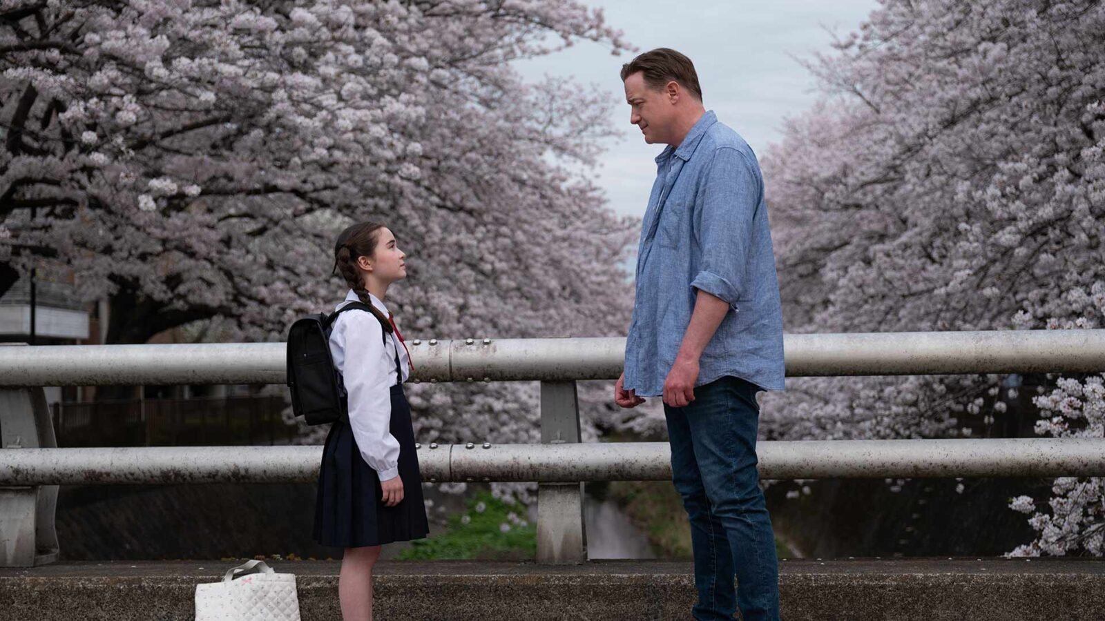 Crítica | Em 'Família de Aluguel', o afeto é caro na era de aluguéis emocionais