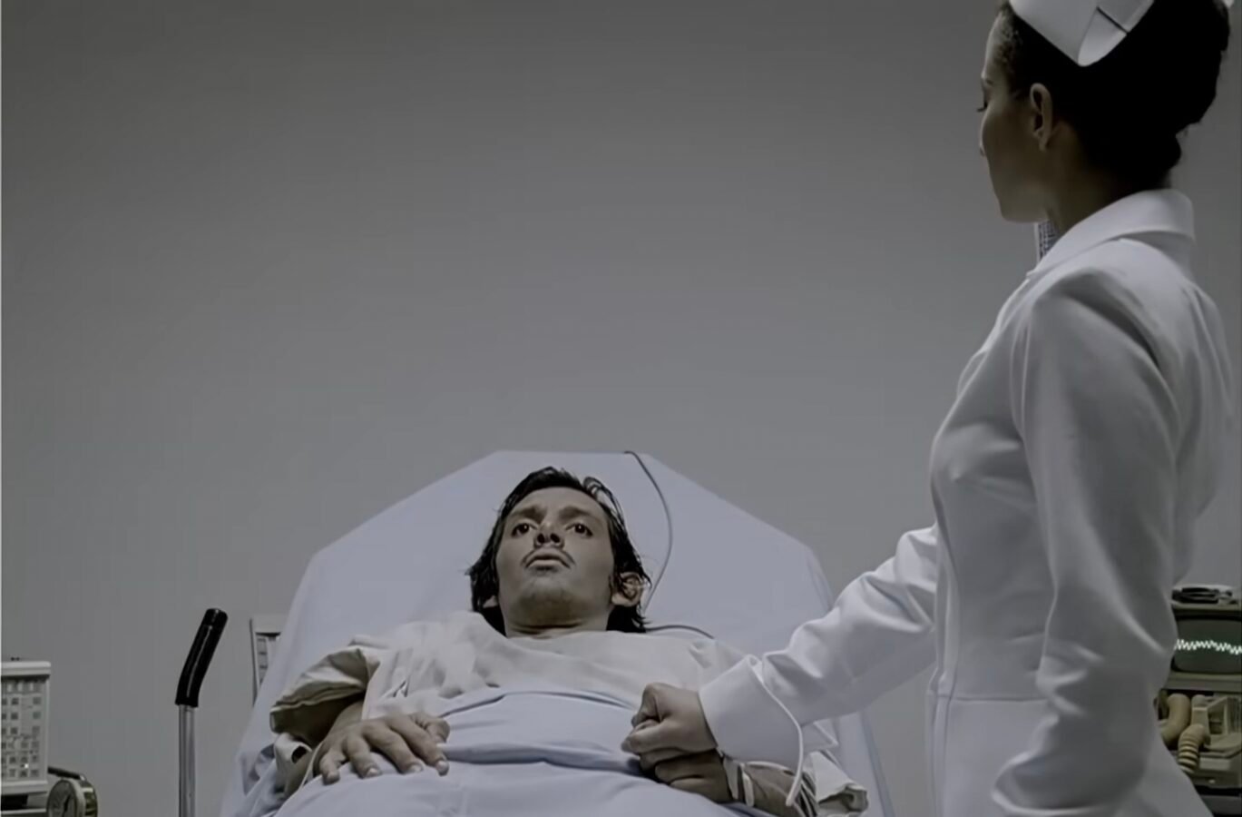 O personagem The Patient, do álbum The Back Parade do My Chemical Romance, segura a mão de uma enfermeira em seu leito de morte