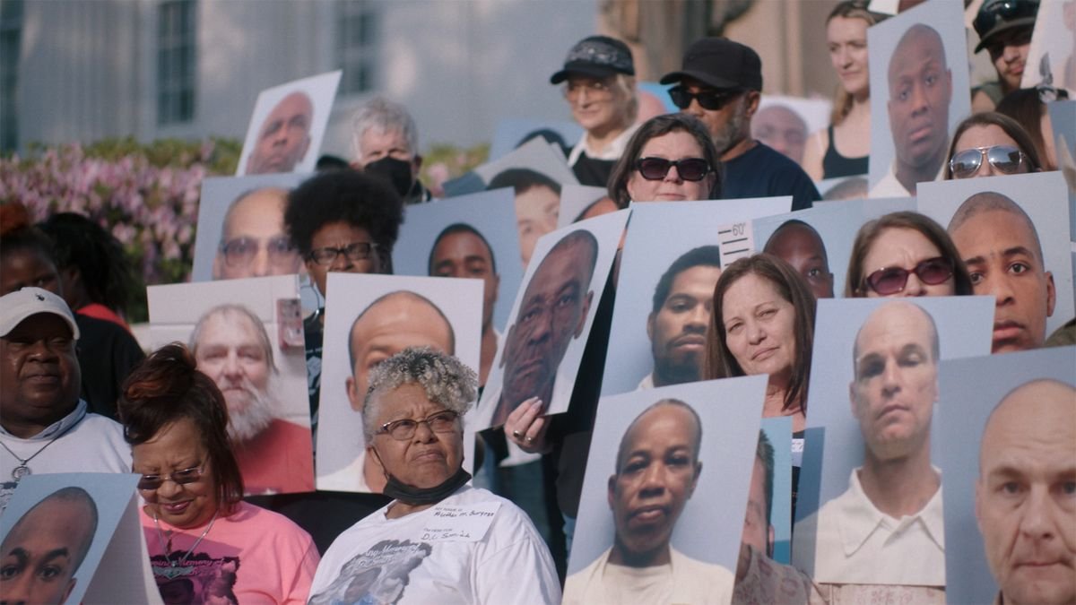 Crítica | Em 'Alabama: Presos do Sistema' eles roubaram celulares para contar a verdade