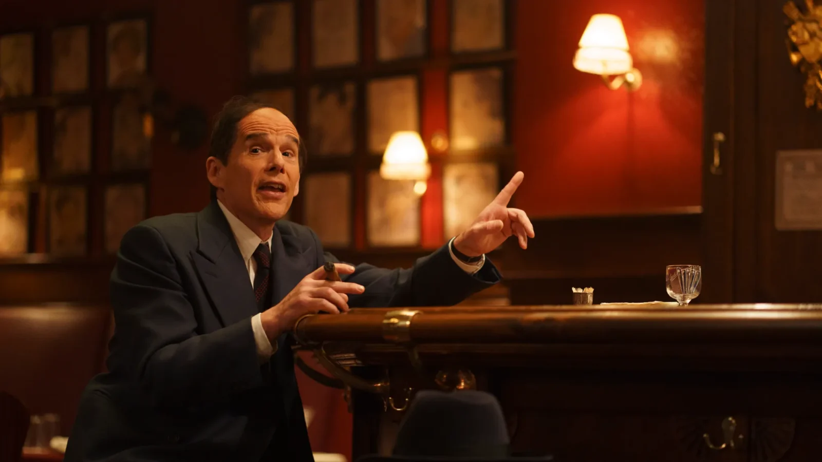 Crítica | Blue Moon e a melancolia de quem nunca sai do balcão