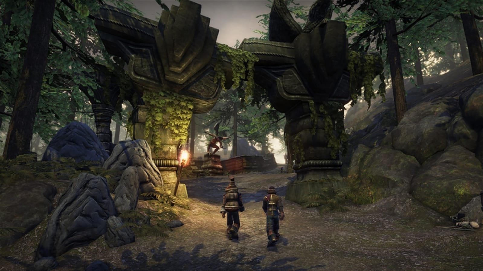 Captura de tela de Fable mostrando dois personagens caminhando por uma estrada de terra em uma floresta densa. Eles passam sob um arco de pedra colossal, antigo e coberto de vegetação. Ao fundo, árvores altas e uma estátua alada completam o cenário de fantasia medieval sob uma luz suave.