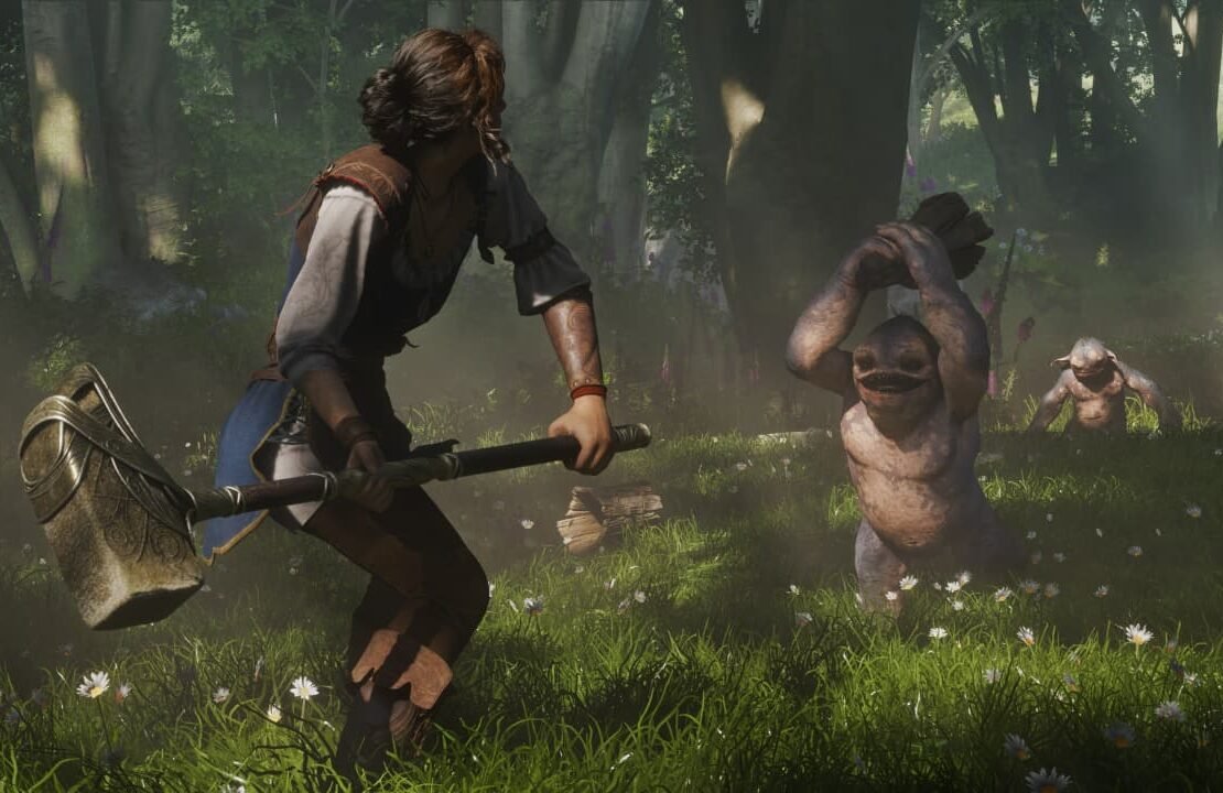Uma guerreira em uma floresta ensolarada empunha um martelo de guerra ornamentado, preparando-se para enfrentar duas pequenas criaturas fantásticas e atarracadas que a cercam entre flores brancas e árvores altas.