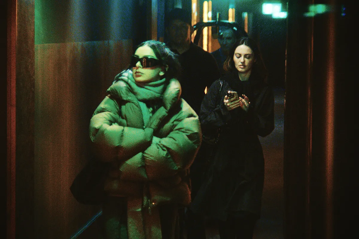 Crítica | The Moment é exagerado, inconsistente e irônico, ou seja, Charli xcx em essência