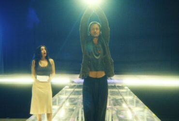 Crítica | The Moment é exagerado, inconsistente e irônico, ou seja, Charli xcx em essência