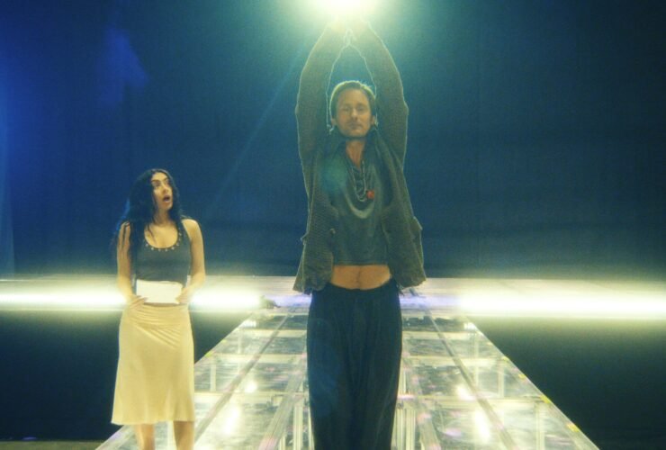 Crítica | The Moment é exagerado, inconsistente e irônico, ou seja, Charli xcx em essência