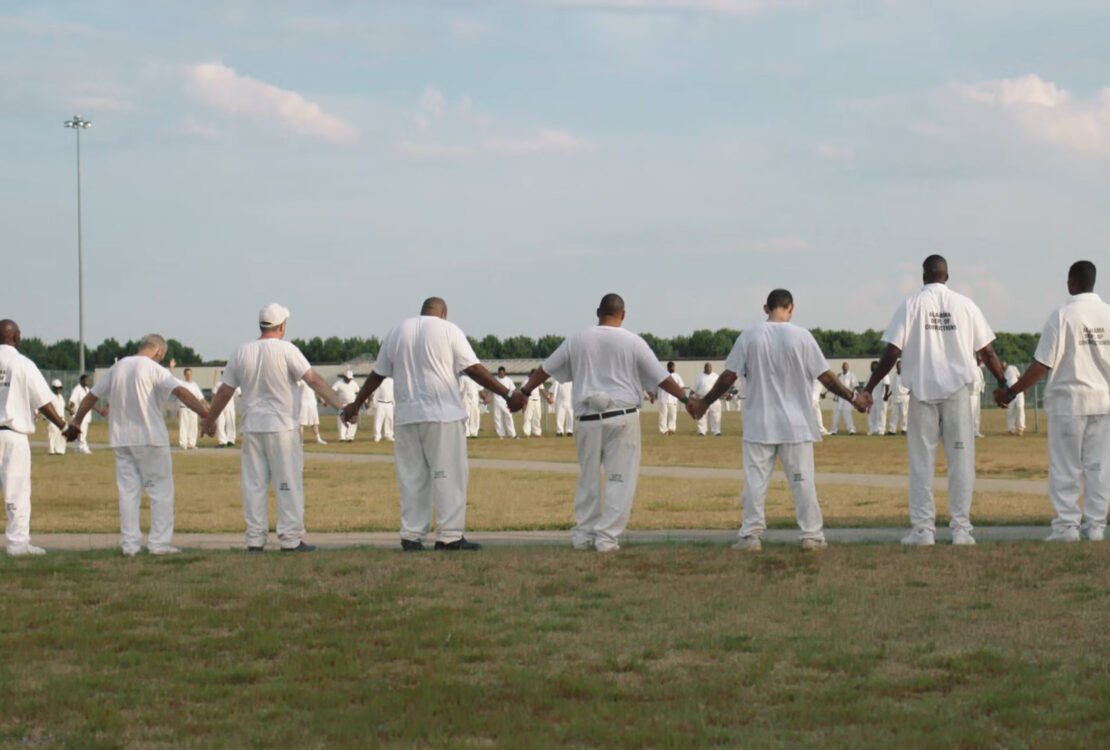 Crítica | Em 'Alabama: Presos do Sistema' eles roubaram celulares para contar a verdade