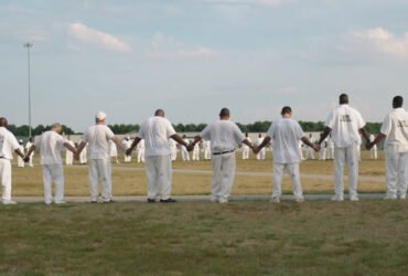 Crítica | Em 'Alabama: Presos do Sistema' eles roubaram celulares para contar a verdade