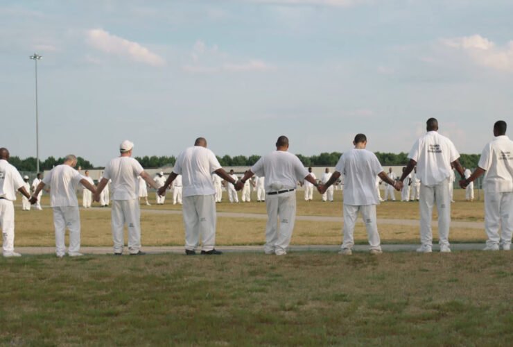 Crítica | Em 'Alabama: Presos do Sistema' eles roubaram celulares para contar a verdade